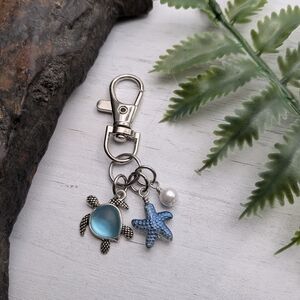 beach Bag Charm / Silver Keychain with Blue Turtle and Starfish Charms